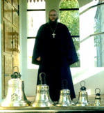 Малое фото свящ. Сергия Князева на паперти храма. Середина июля 2001 г.