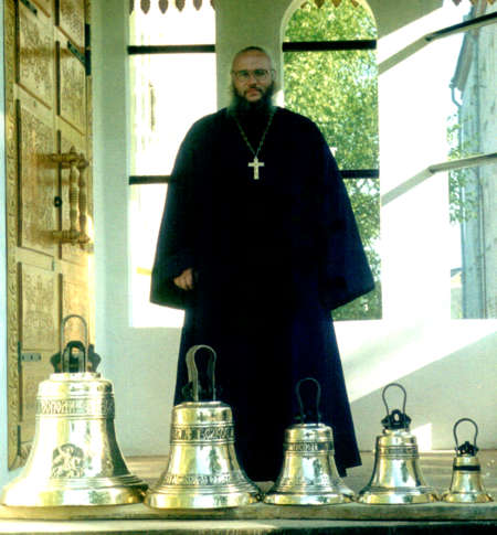 Большое фото свящ. Сергия Князева на паперти храма. Середина июля 2001 г.